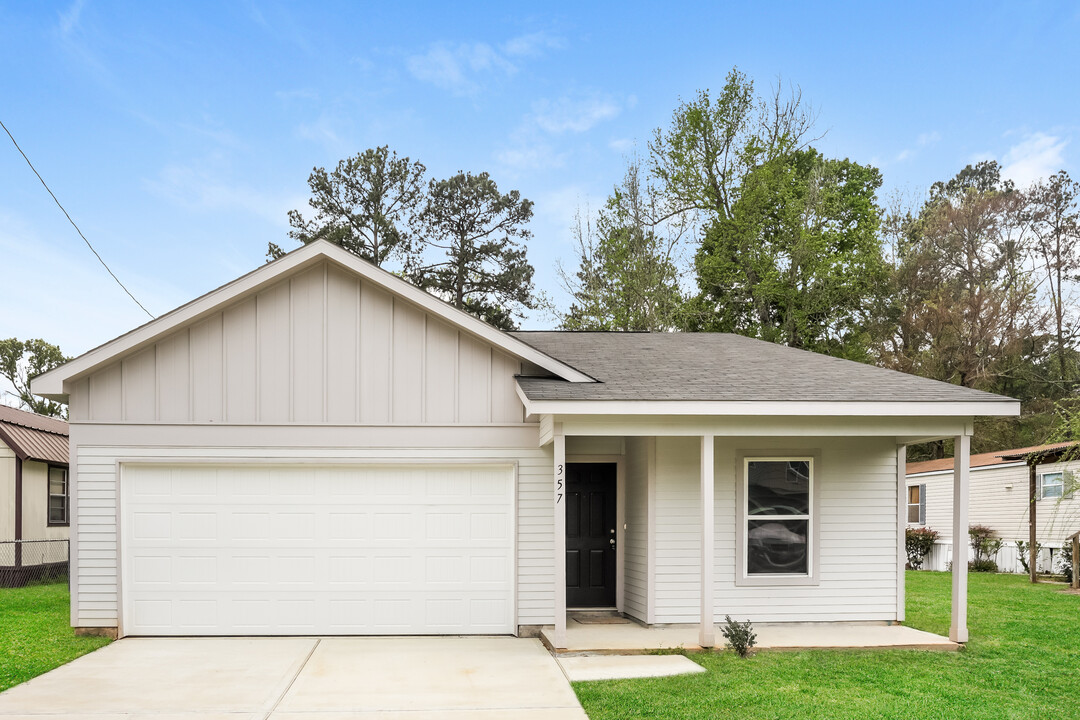 357 Goldenrod in Livingston, TX - Building Photo