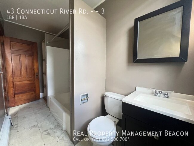 43 Connecticut River Rd-Unit -3 in Hartford, VT - Foto de edificio - Building Photo