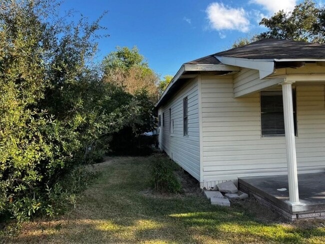 1648 W Rev Dr Ransom Howard St in Port Arthur, TX - Foto de edificio - Building Photo