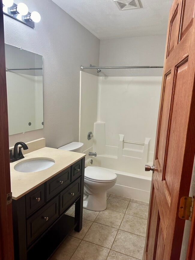 E1599 Raymond Dr in Waupaca, WI - Building Photo - Building Photo