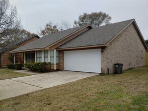 10214 Green Valley Ln in Houston, TX - Building Photo - Building Photo