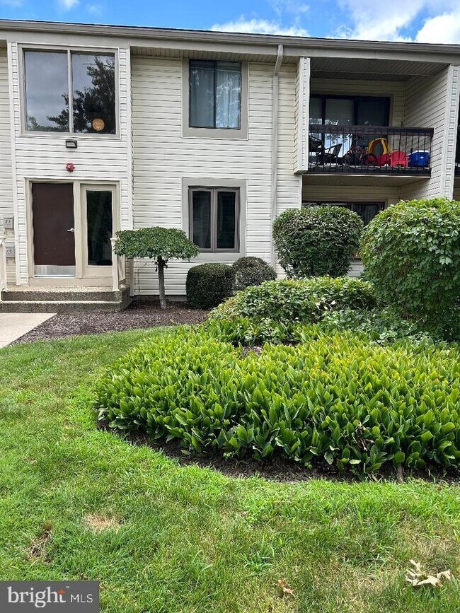 8-8-z-8 Avon Dr in East Windsor, NJ - Building Photo - Building Photo