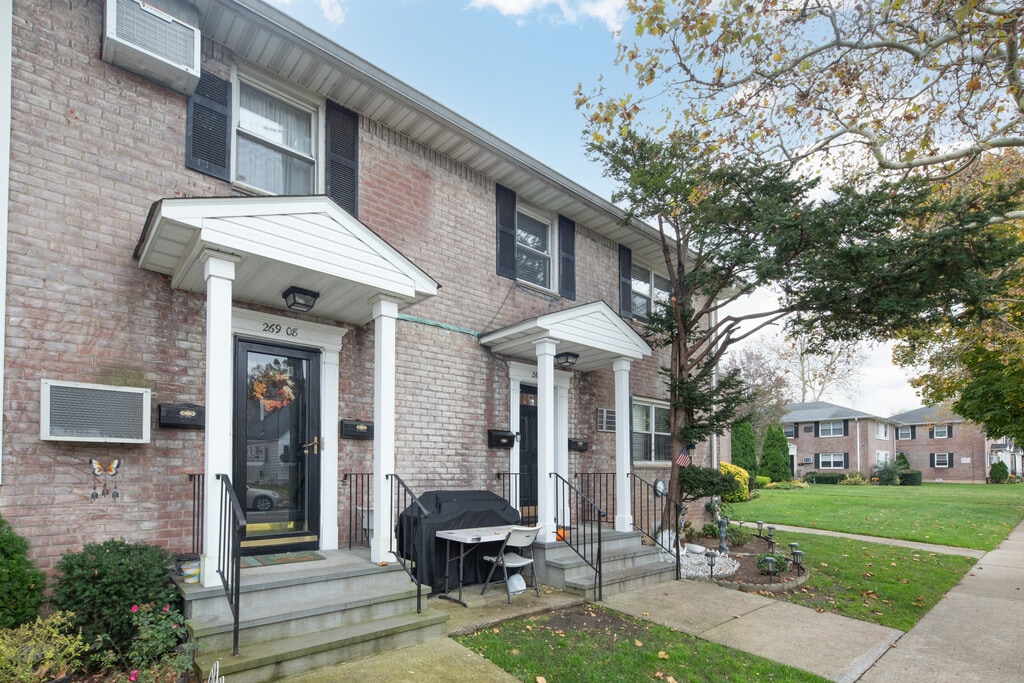 Langdale Gardens Apartments New Hyde Park, NY Apartments For Rent