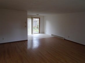 975 N 4th St in Aumsville, OR - Building Photo - Building Photo