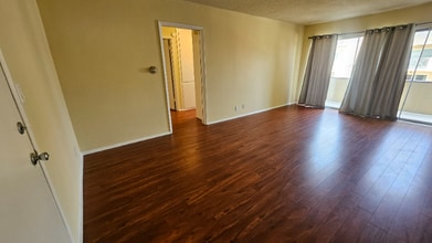 638 N W Knoll Dr in West Hollywood, CA - Building Photo - Building Photo