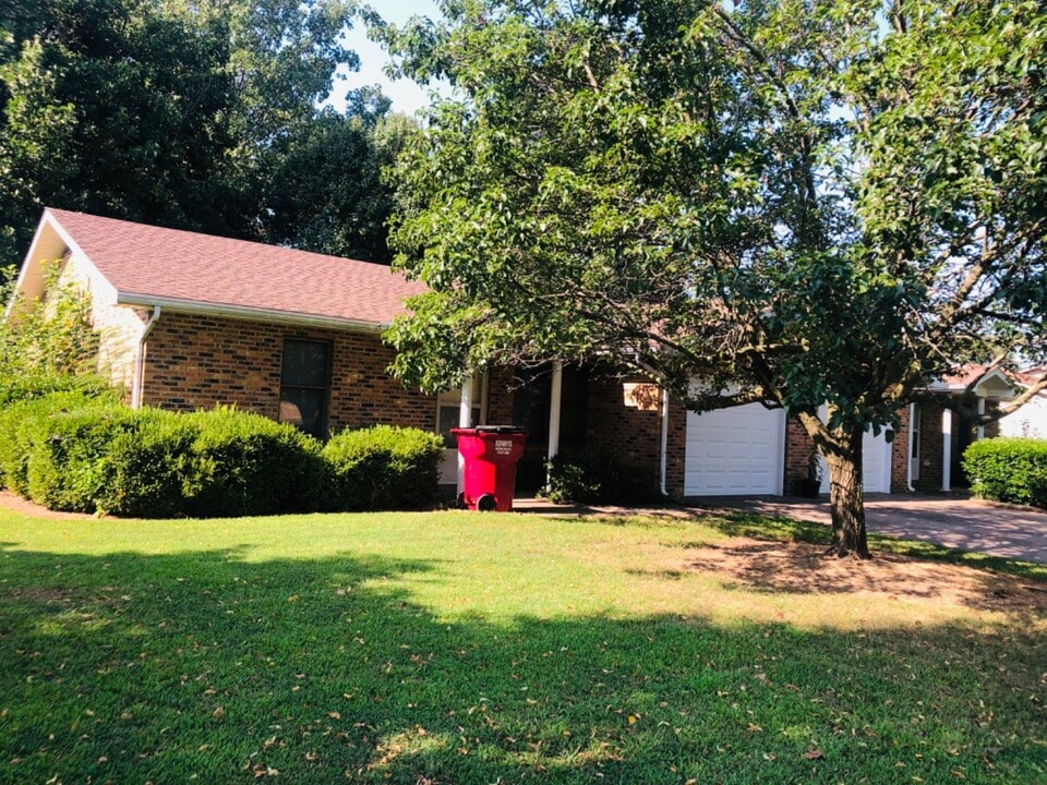 221 Kate Dr in Sikeston, MO - Building Photo
