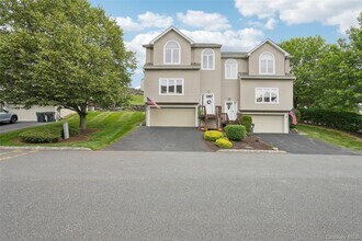 4 Cliffside Ct in Woodbury, NY - Building Photo - Building Photo