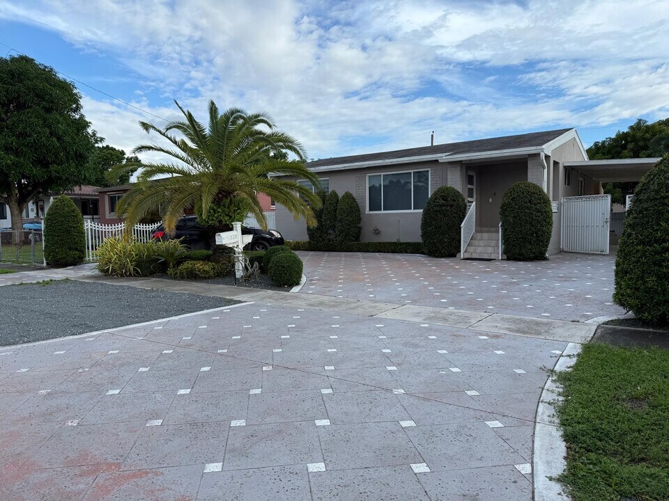 120 W 63rd St in Hialeah, FL - Building Photo