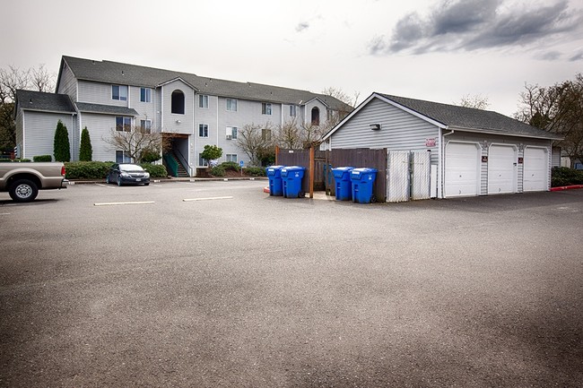 Cascade Village Apartments in Estacada, OR - Foto de edificio - Building Photo