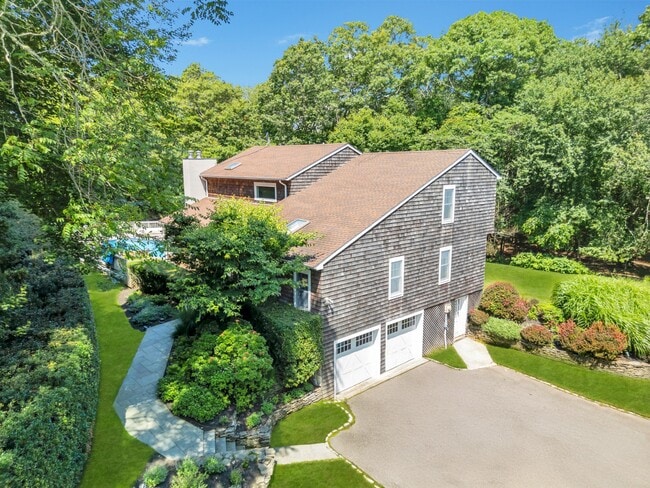 25 Broidy Ln in Southampton, NY - Building Photo - Building Photo