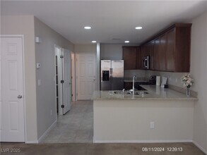 8643 Rowland Bluff Ave in Las Vegas, NV - Foto de edificio - Building Photo