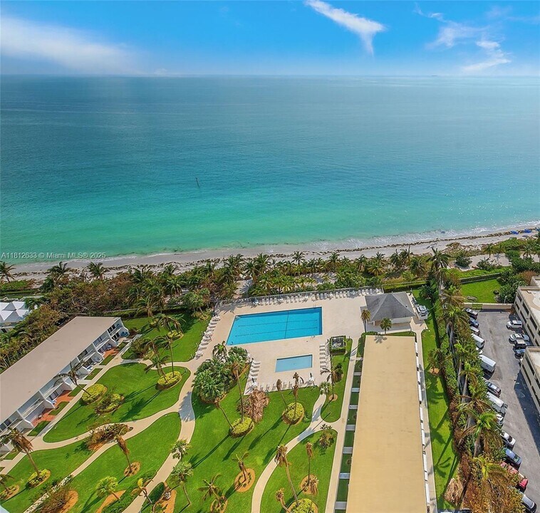 881 Ocean Dr in Key Biscayne, FL - Building Photo