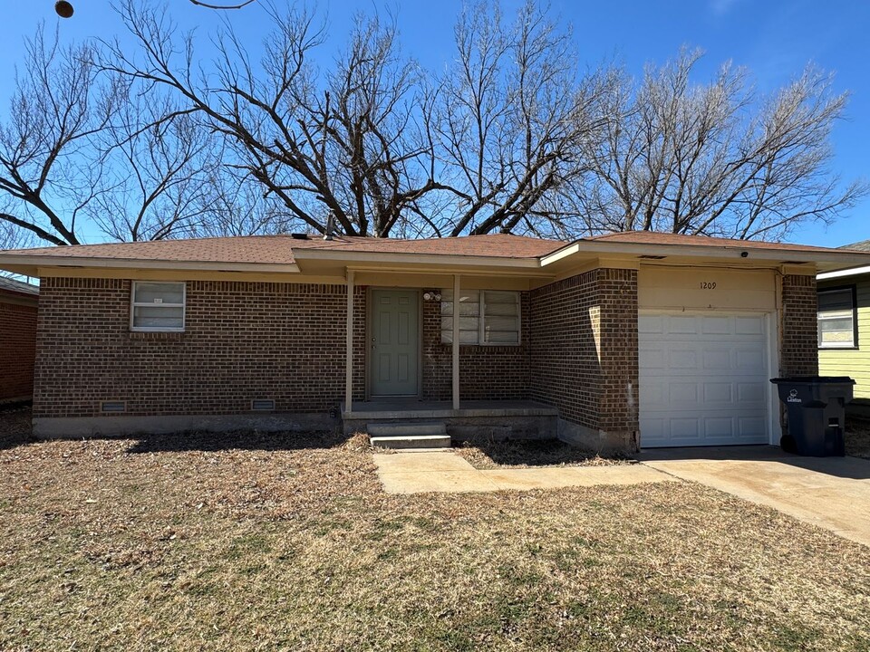 1209 SW 26th St in Lawton, OK - Building Photo