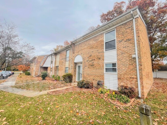 5000 Dunderdale Ct in Virginia Beach, VA - Building Photo - Building Photo