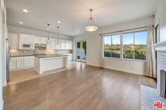 24819 Cll Cedro in Calabasas, CA - Building Photo - Building Photo