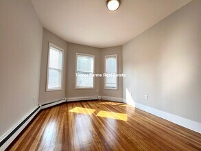 24 Maryland St, Unit 2 in Boston, MA - Foto de edificio - Building Photo