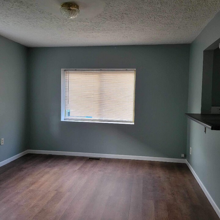 124 1/2 Maple St-Unit -5 in Smithers, WV - Building Photo