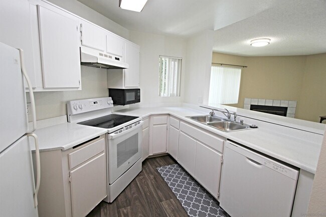 7575 Charmant Dr in San Diego, CA - Building Photo - Building Photo