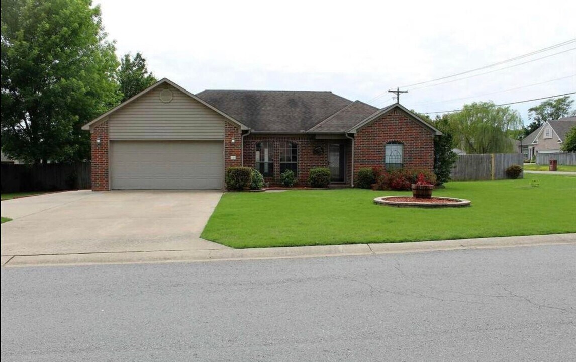 11 Newcastle Dr in Cabot, AR - Building Photo