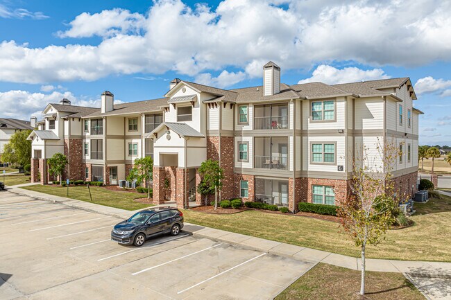 Cameron Isles Apartment Homes in Houma, LA - Foto de edificio - Building Photo