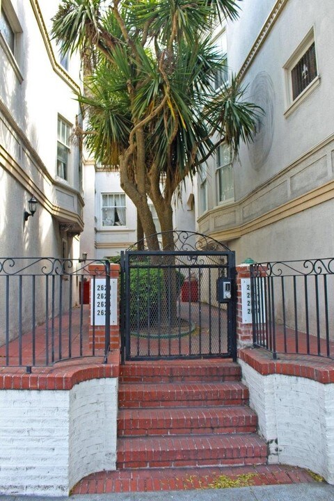 2612-2626 Van Ness Ave in San Francisco, CA - Building Photo