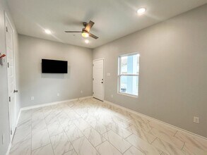 615 E Lane St in Laredo, TX - Building Photo - Building Photo