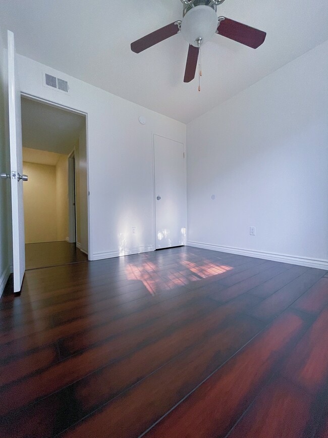 18526 Mayall St, Unit i in Northridge, CA - Foto de edificio - Building Photo
