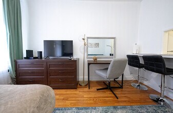 328 E 74th St in New York, NY - Building Photo - Building Photo