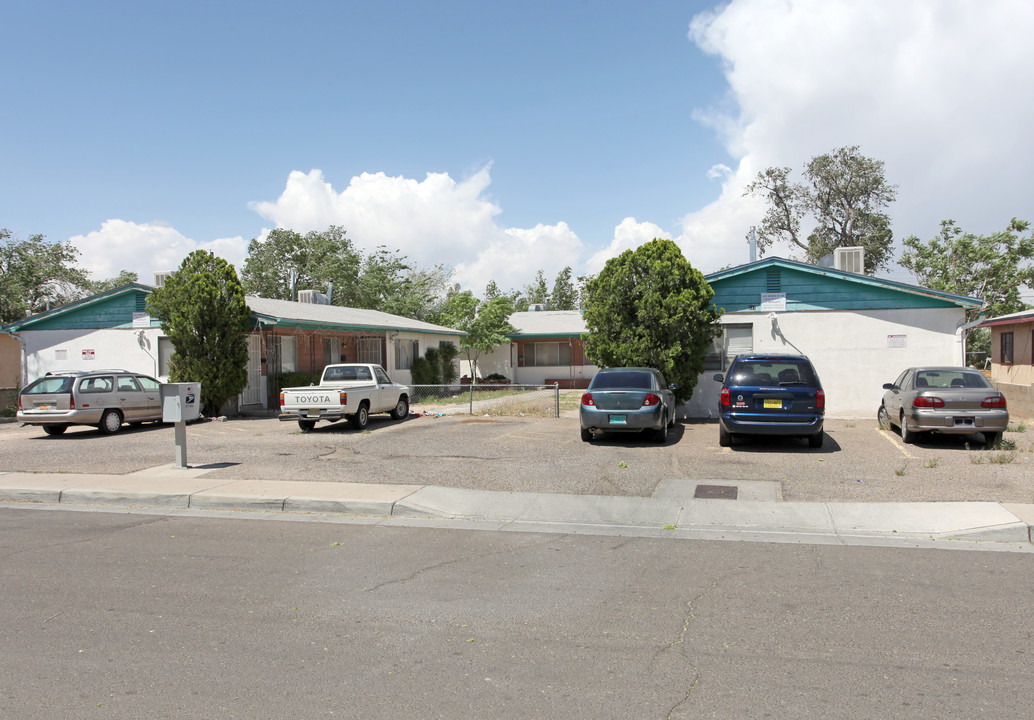 233-237 Grove St NE in Albuquerque, NM - Building Photo