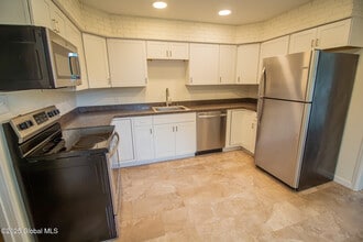 10 Sherwood Dr in Latham, NY - Building Photo - Building Photo