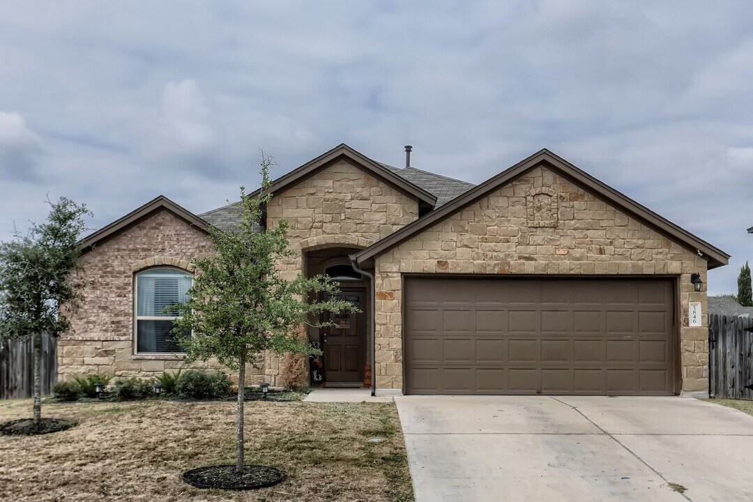 5846 Heron Dr in Buda, TX - Building Photo