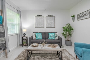 River Oaks Apartments in Oakland Park, FL - Building Photo