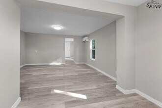 412 E 1st St in Burkburnett, TX - Building Photo - Building Photo