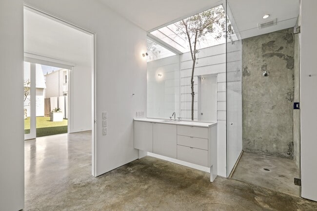 233 W 25th St