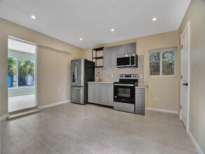 2442 Garfield St in Hollywood, FL - Building Photo - Building Photo