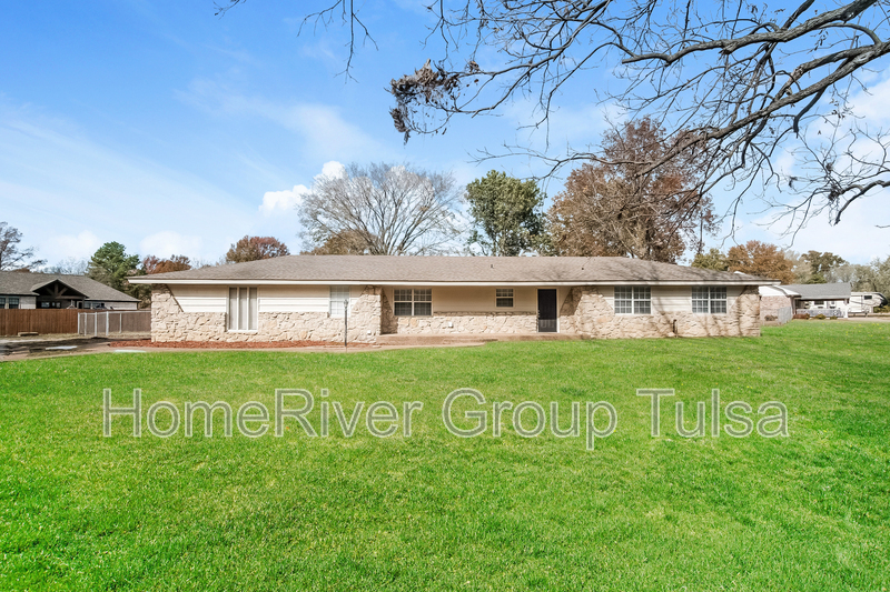 9935 E Spotted Horse Dr in Claremore, OK - Building Photo