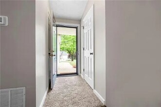 933 River Rock Dr in Woodstock, GA - Foto de edificio - Building Photo