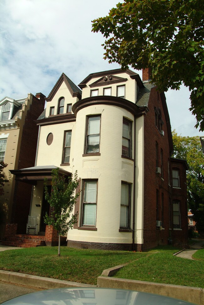 2606 Grove Ave in Richmond, VA - Foto de edificio - Building Photo