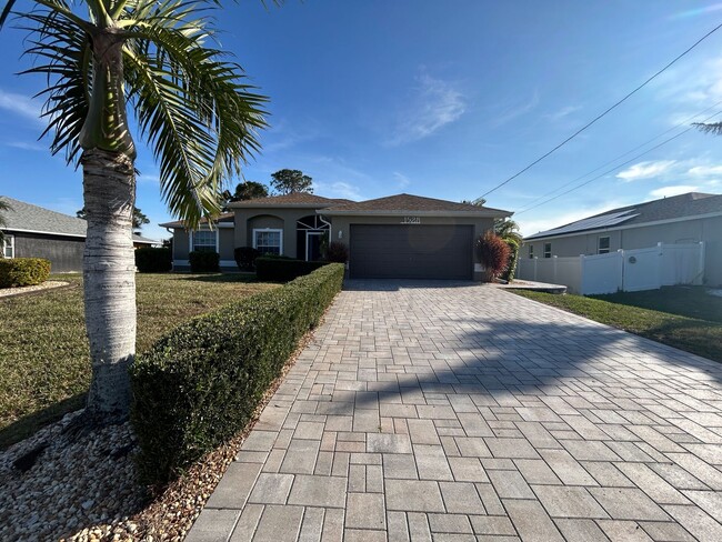 1528 NE 34th Ln in Cape Coral, FL - Building Photo - Building Photo