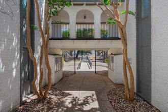 Moxie in Castle Hills, TX - Building Photo - Building Photo