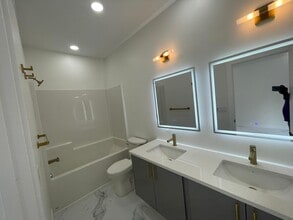 1044 Dumas Ave in Winnipeg, MB - Building Photo - Building Photo