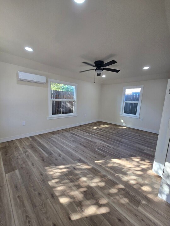 717 S Locust St in Visalia, CA - Building Photo