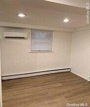 22 Deepdale Dr in Huntington Station, NY - Building Photo - Building Photo