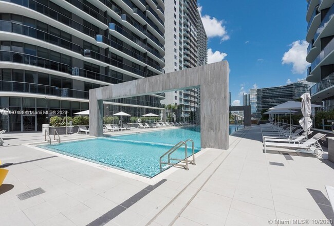 45 SW 9th St, Unit 3407 in Miami, FL - Foto de edificio - Building Photo