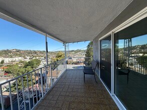 1745 College View Pl in Los Angeles, CA - Building Photo - Building Photo