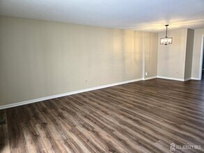 49 Alexandria Way in Bernards, NJ - Foto de edificio - Building Photo