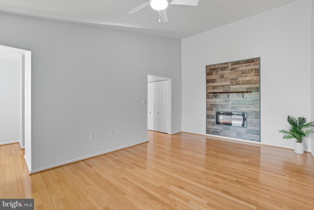8399 Montgomery Rd in Ellicott City, MD - Foto de edificio