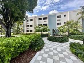 The Solaire at Las Palmas Village 55+ in Hialeah, FL - Foto de edificio - Building Photo