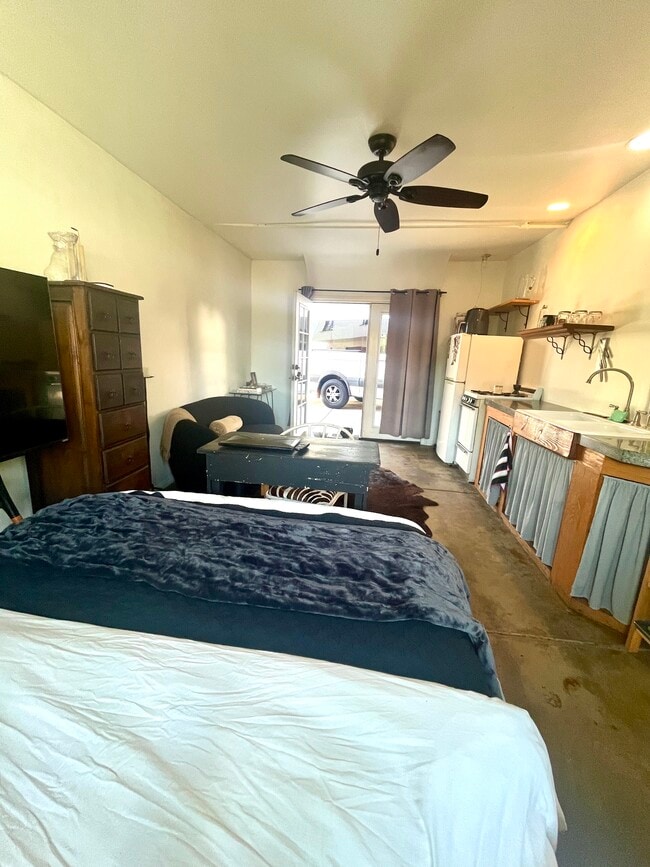 652 Tularosa Dr, Unit #652 .5 in Los Angeles, CA - Building Photo - Building Photo