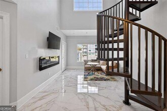 1074 Peachtree Walk NE, Unit B505 in Atlanta, GA - Foto de edificio - Building Photo